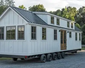 Casa Sobre Rodas 12m x 3m – Tiny House Sobre Rodas com Reboque | Perfeita para Camping e Viagens | Aproveite Até 50% de Desconto